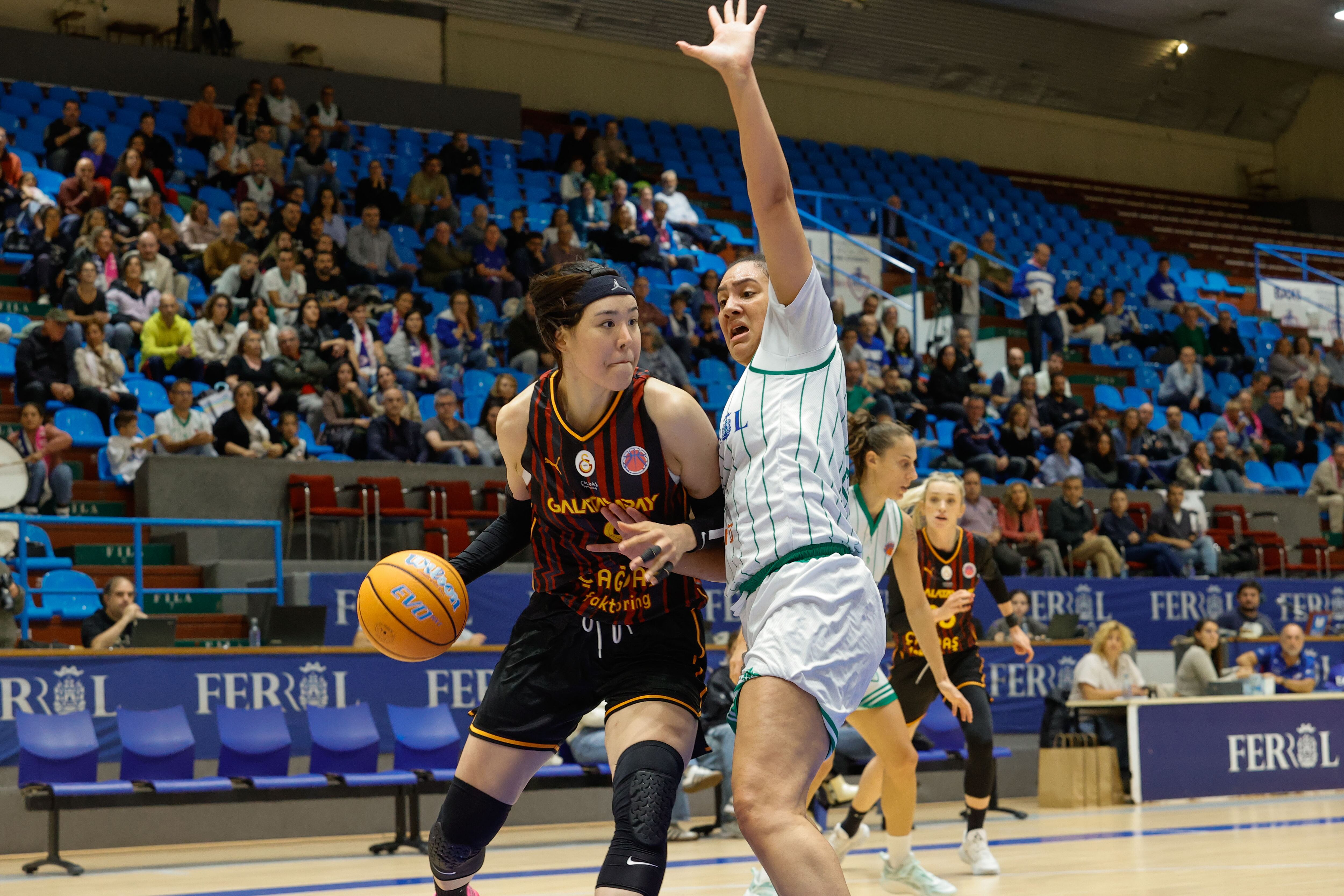 FERROL, 9/10/2024.- La jugadora del Galatasaray Jisu Park (izquierda) juega un balón ante Amira Colins, del Baxi, durante el partido de la fase de grupos de la Eurocup de baloncesto disputado este miércoles en Ferrol. EFE/Kiko Delgado.