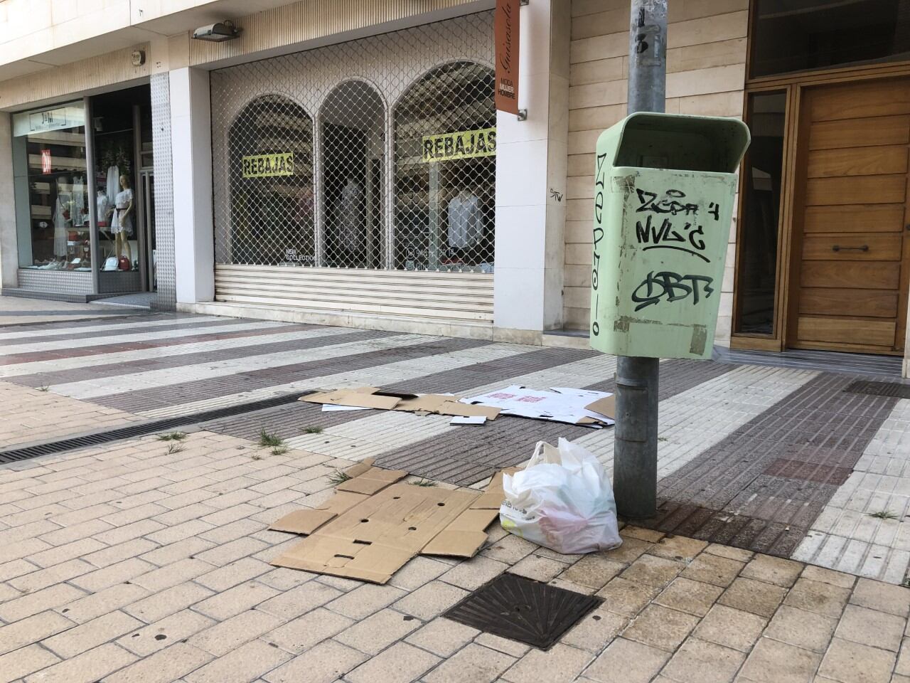 Basura amontonada junto a una papelera en la Plaza Sancho VII el Fuerte de Tudela