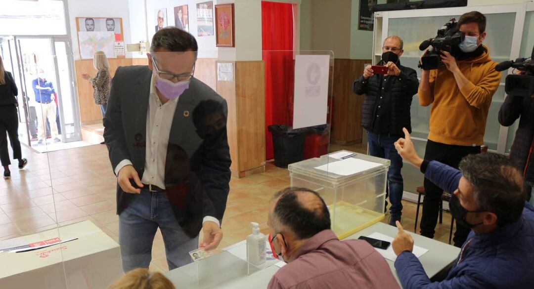 Diego Conesa ha votado en Alhama de Murcia el apoyo a un Gobierno de coalición con Ciudadanos