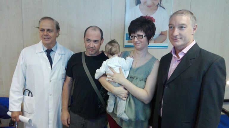 Antonia junto a su marido en compañía de los cirujanos Sergio Beltrame y John Trujillo