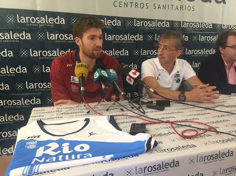 Whittington responde a los medios ante la atenta mirada de Moncho Fernández