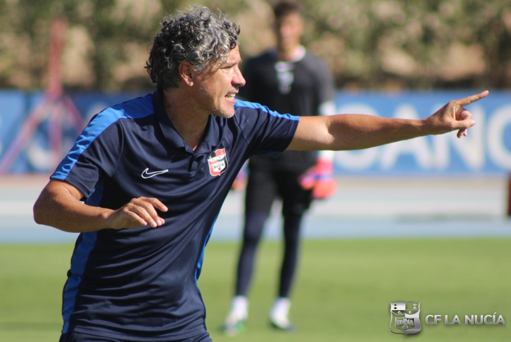 Raúl Garrido dirige una sesión de entrenamiento del CF La Nucía