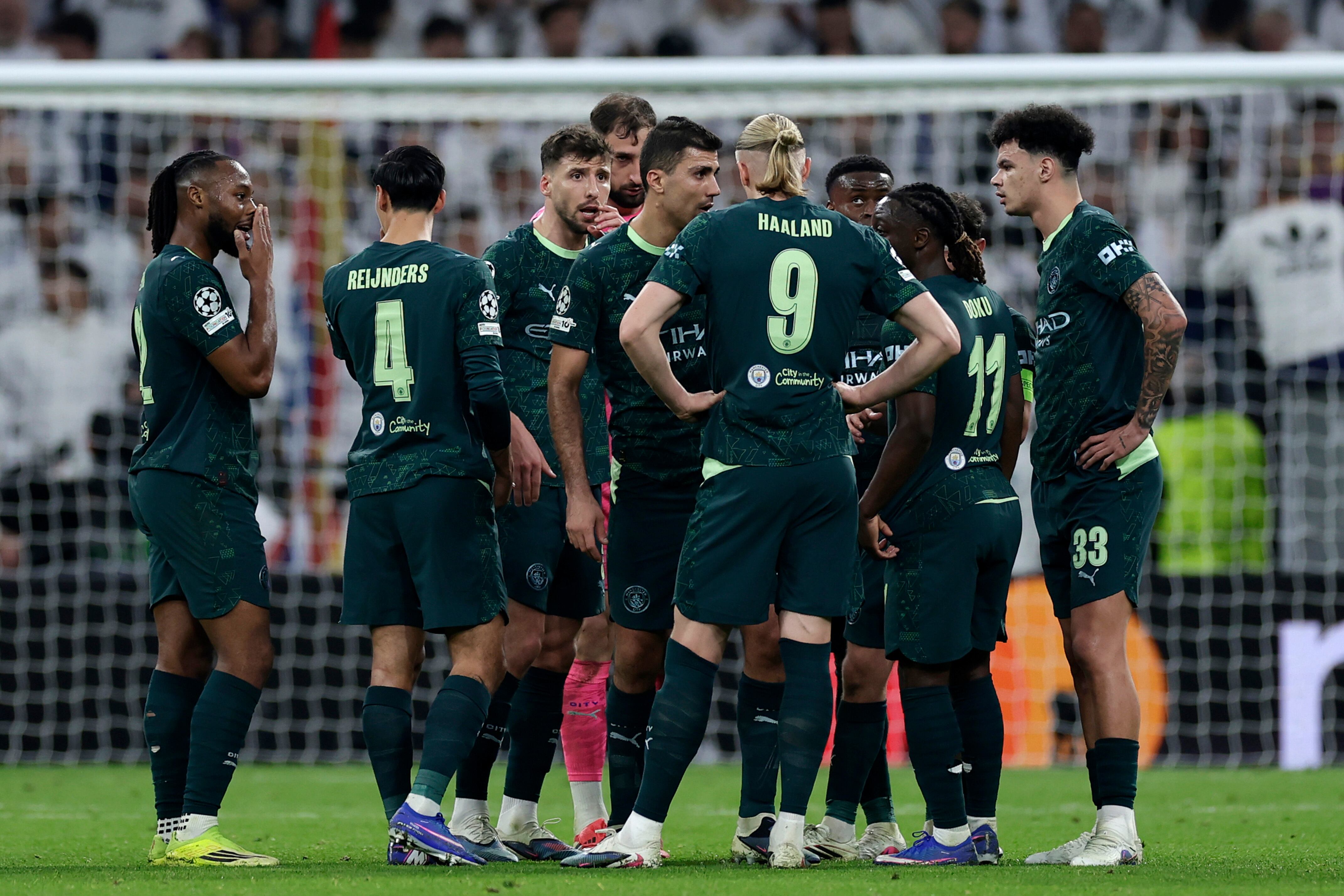 Los jugadores del Manchester City charlando durante el partido frente al Real Madrid (3-0)