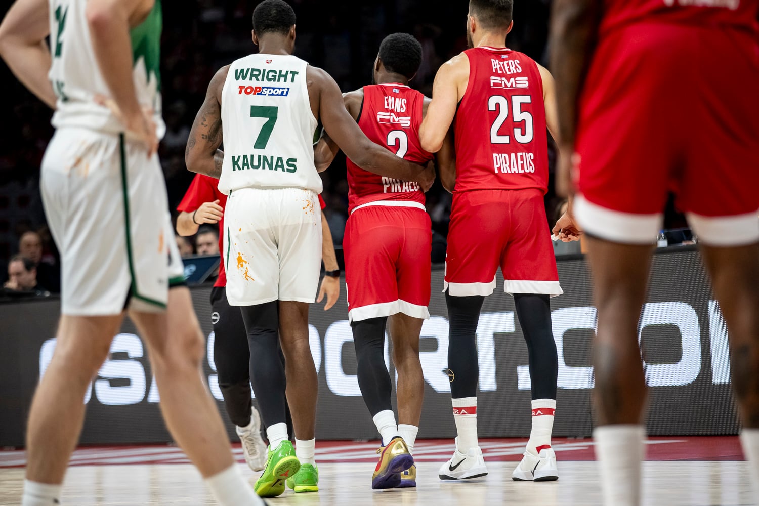 Keenan Evans, de Olympiacos Piraeus, se retira lesionado