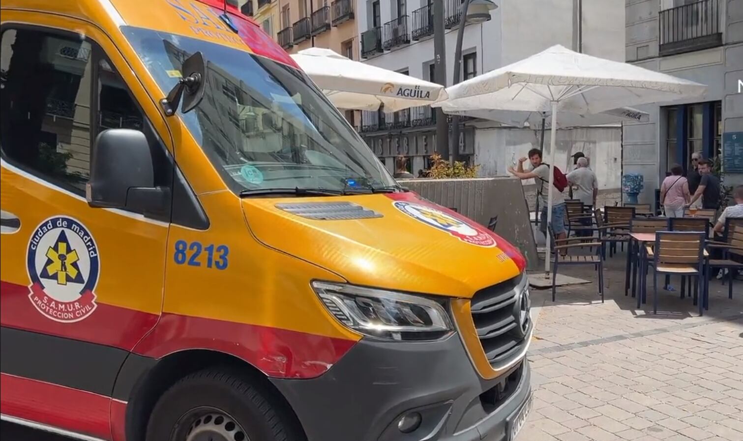 Una ambulancia en la plaza de Tirso de Molina, en el centro de Madrid capital, atiende a la mujer que finalmente ha fallecido como consecuencia de un ataque con arma blanca