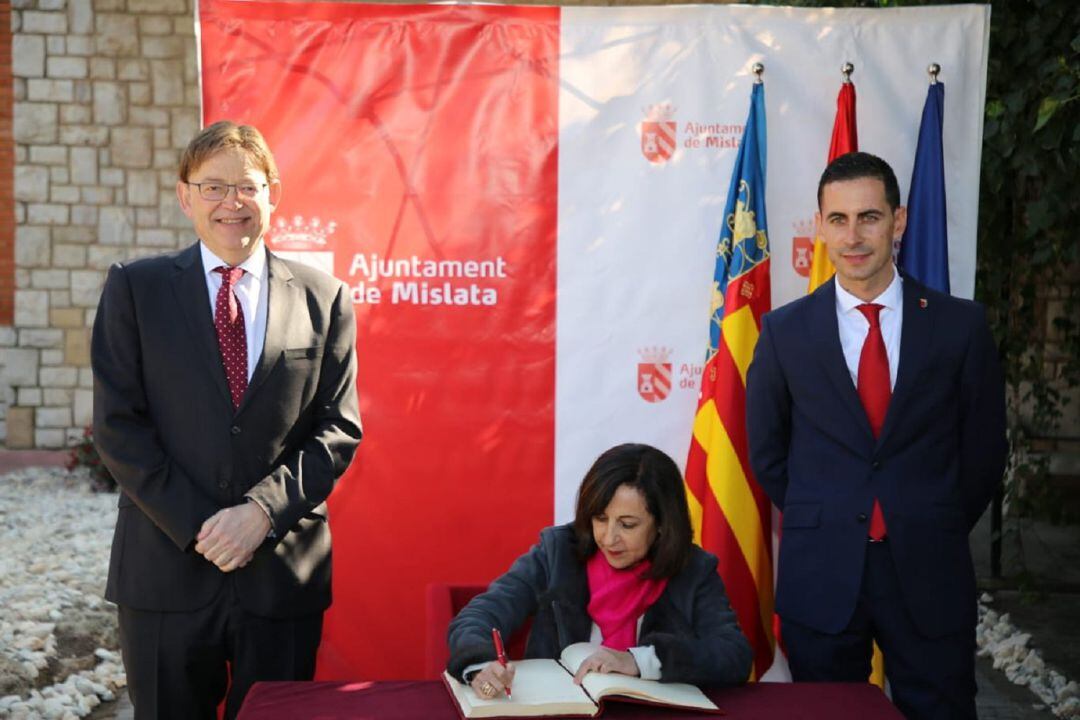 Ximo Puig, president de la Generalitat, Margarita Robles, ministra de Defensa y Carlos Fernández Bielsa, alcalde de Mislata (de izquierda a derecha)