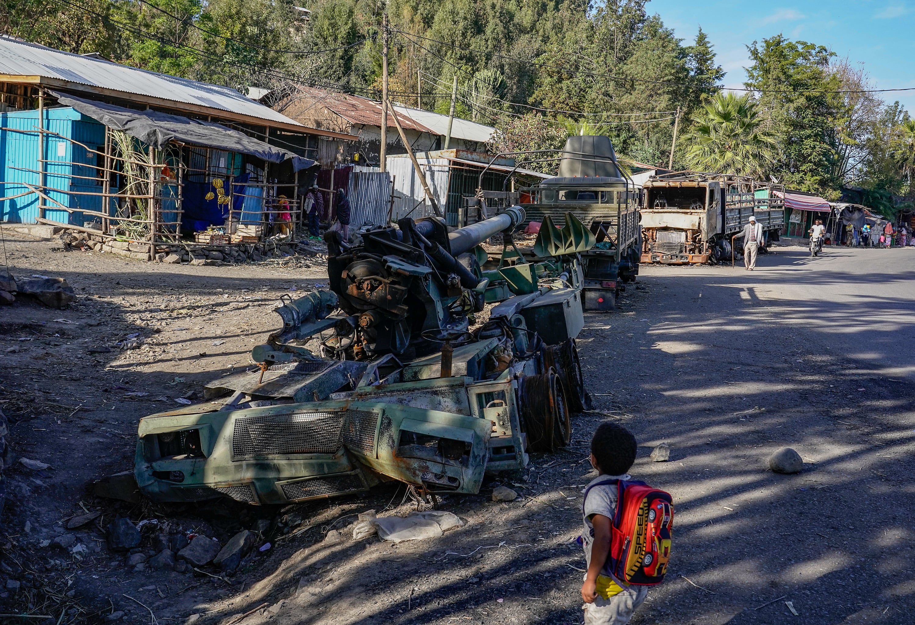 Un niño junto a un tanque