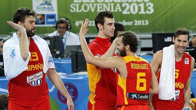 Los jugadores de la selección española Marc Gasol, Víctor Claver, Sergio Rodríguez y Rudy Fernández, celebran su pase a la semifinales