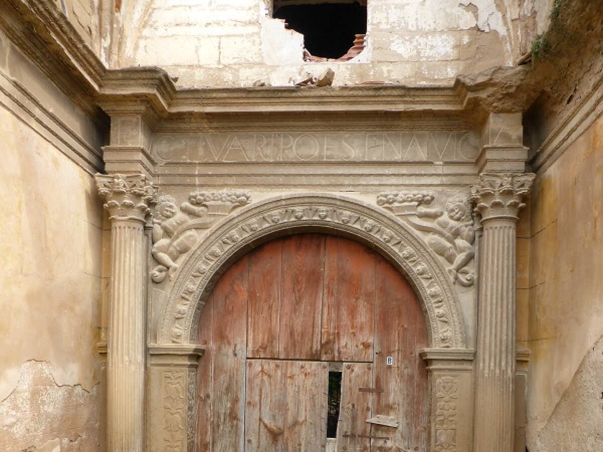 La portada de la iglesia de Castarlenas, pieza clave de la nueva zona sobre "deshabitados" en el Espacio Pirineos
