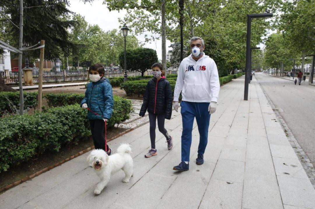 Familia paseando con mascarillas para evitar contagios de Covid-19