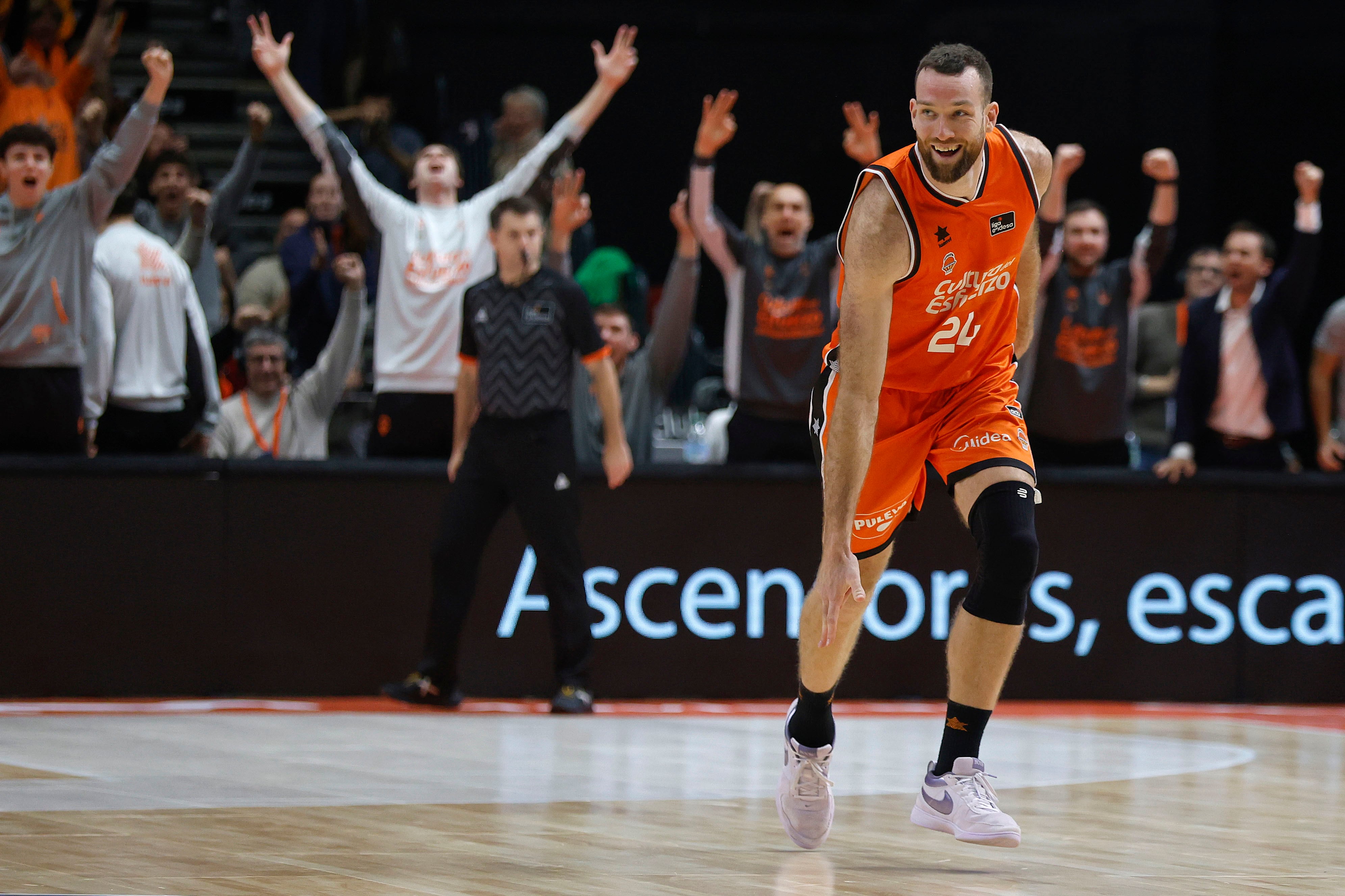 VALENCIA, 22/12/2024. - El pívot estadounidense del Valencia Basket Matt Costello celebra el triple ganador durante el partido de Liga Endesa de baloncesto ante el Real Madrid que se disputa este domingo en la Fonteta. EFE/Miguel Ángel Polo.
