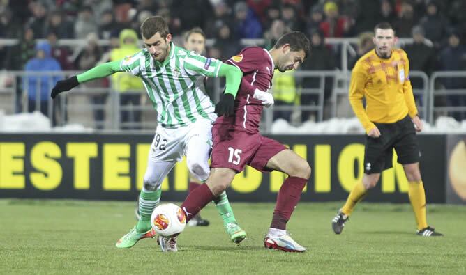 El delantero brasileño del Real Betis Leo Baptistao lucha por el balón con Sergey Kislyak