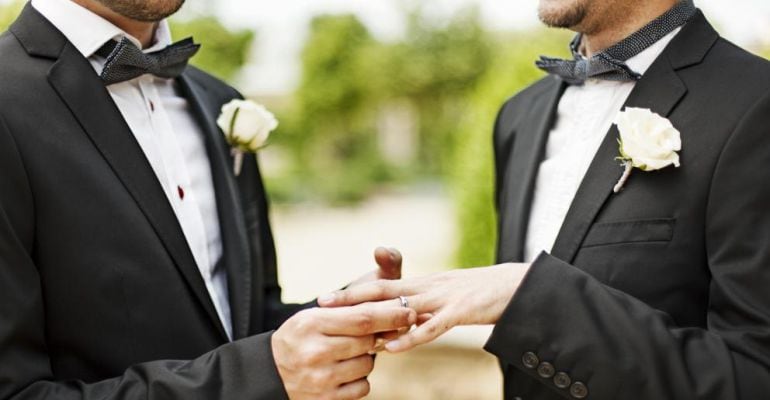 Dos hombres contraen matrimonio en una boda.