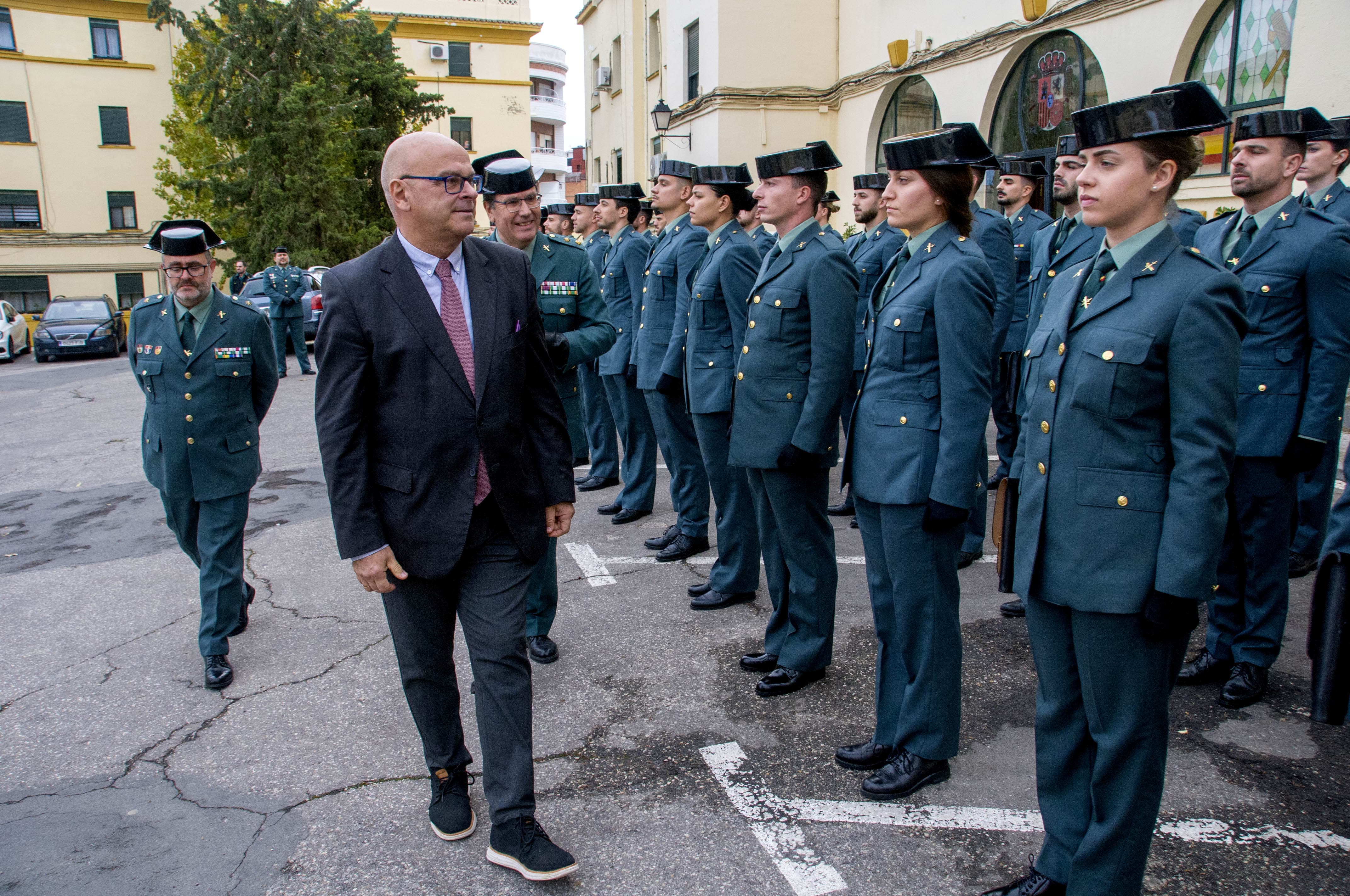 El subdelegado del gobierno, Manuel Fernández, pasa revista a los y las guardias civiles que inician sus prácticas en la provincia.