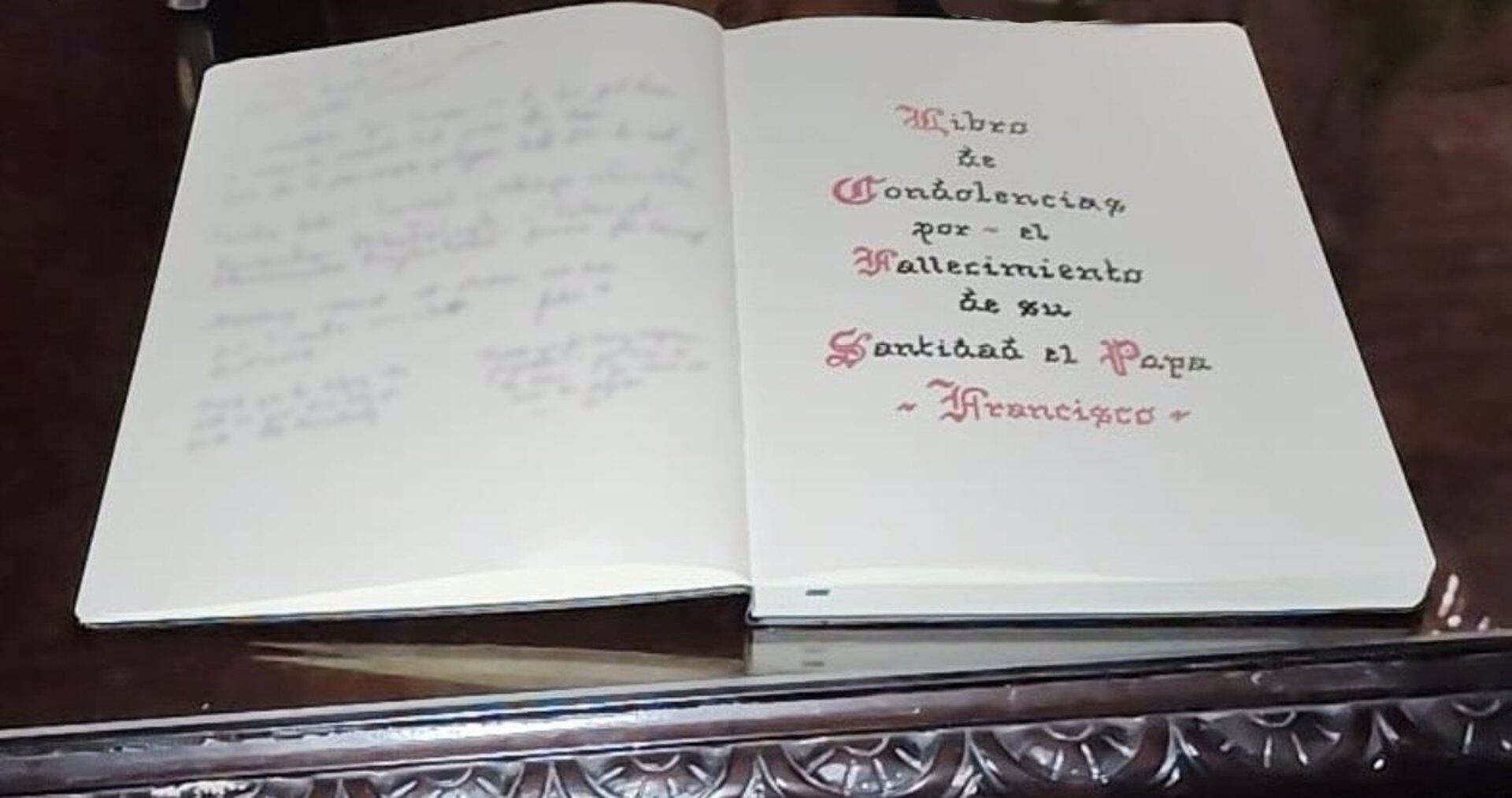 Libro de condolencias por la muerte del papa Francisco en la Catedral de Málaga