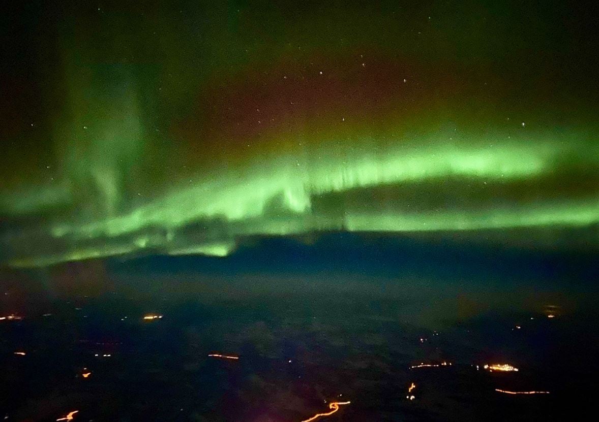 Un pasajero muestra las imágenes de auroras boreales que ha captado desde un vuelo.