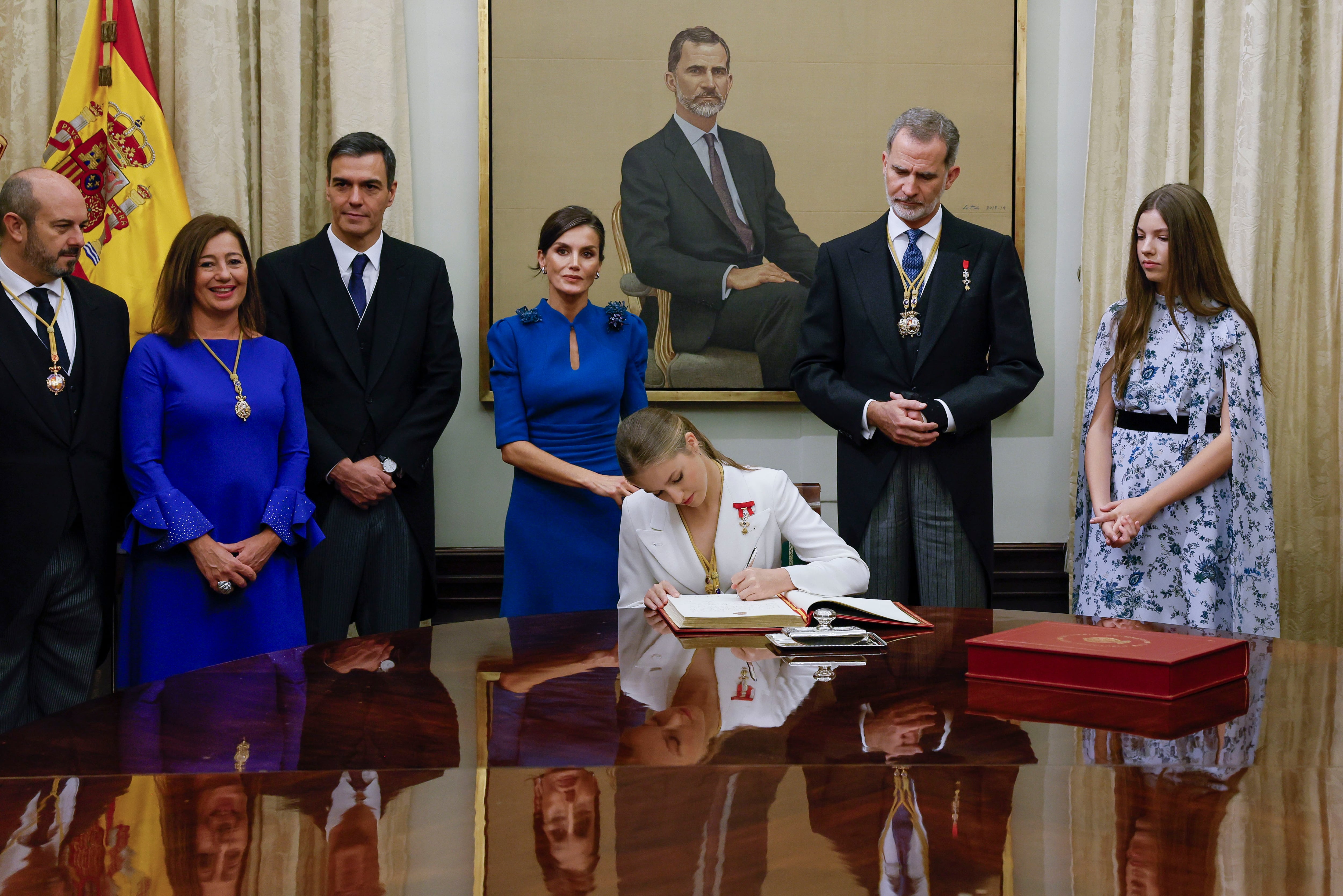 La princesa Leonor firma el libro de honor del Congreso, que estrena su segundo tomo hoy con el acto que acontece.