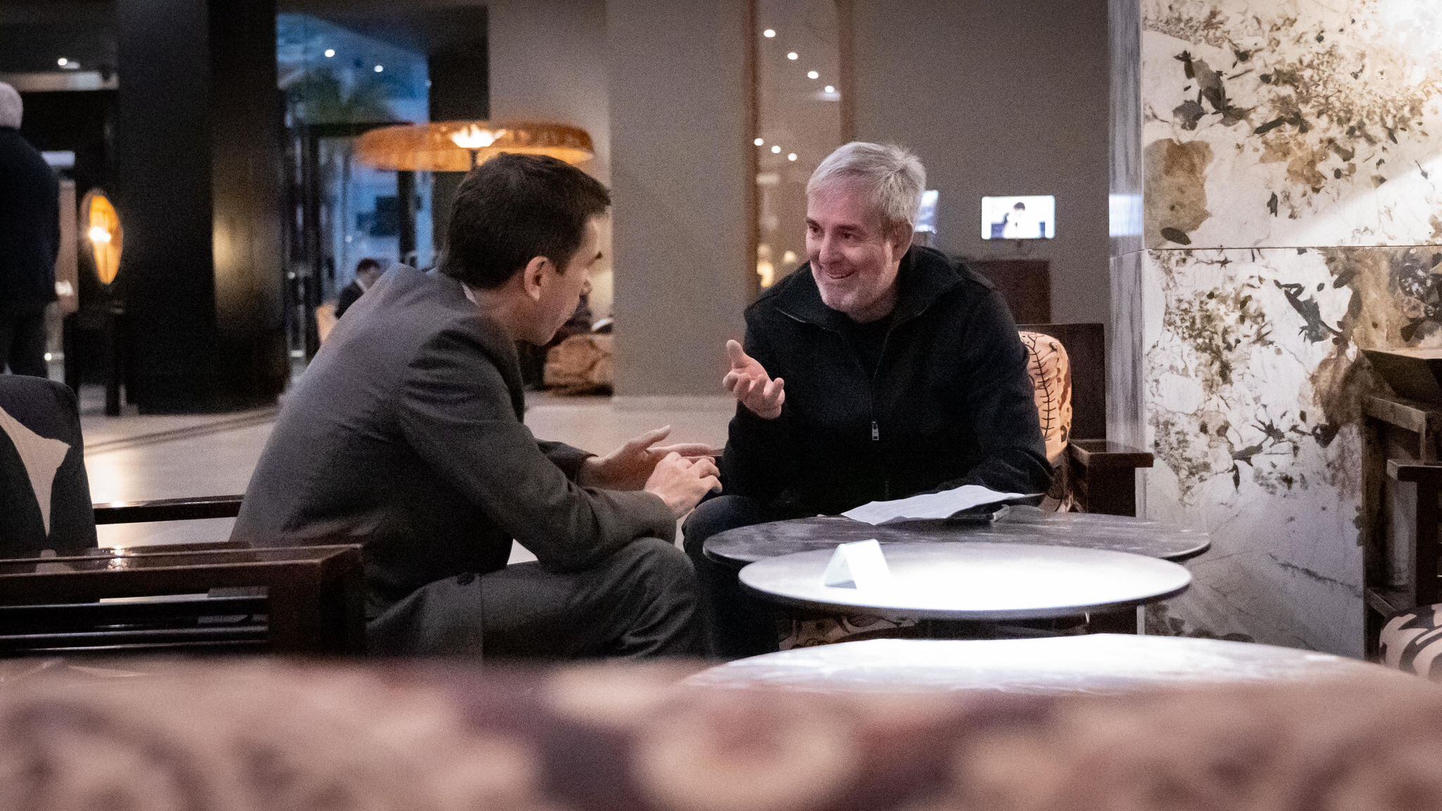 El embajador de España en Marruecos, Enrique Ojeda (izquierda) y el presidente de Canarias, Fernando Clavijo (derecha), mantienen un encuentro informal durante el primer día del viaje de la delegación canaria a Agadir.