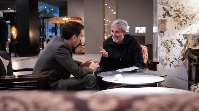 El embajador de España en Marruecos, Enrique Ojeda (izquierda) y el presidente de Canarias, Fernando Clavijo (derecha), mantienen un encuentro informal durante el primer día del viaje de la delegación canaria a Agadir.