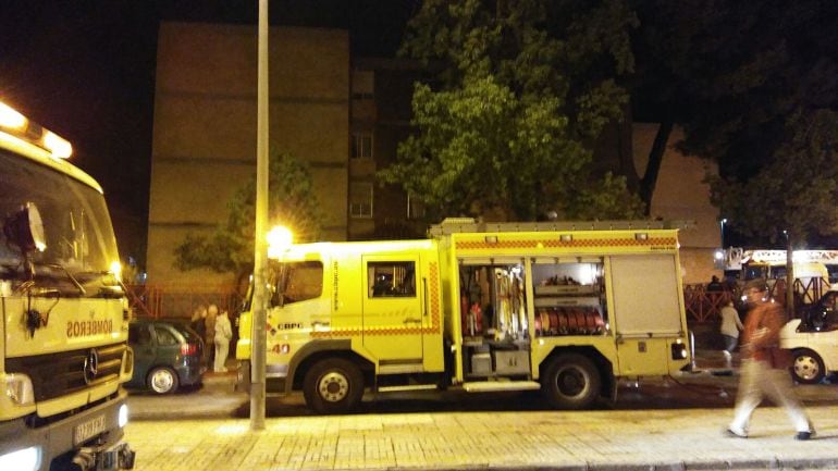 Imagen de la actuación de los bomberos durante el incendio 