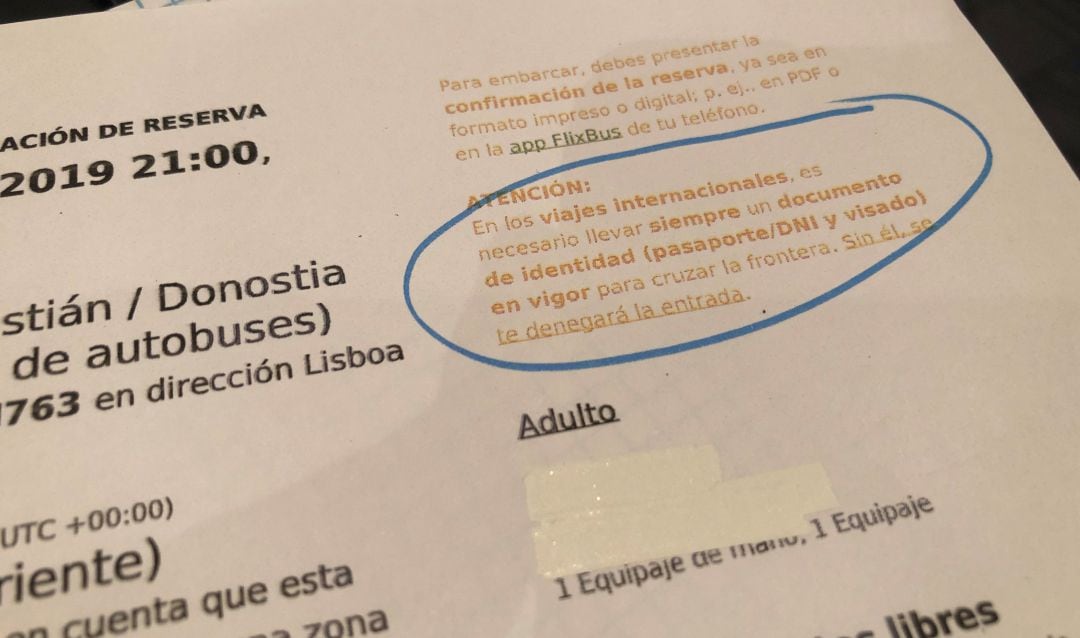 Detalle de un billete de autobús con origen San Sebastián y destino Lisboa en el que se exige al comprador tener la documentación en regla. 