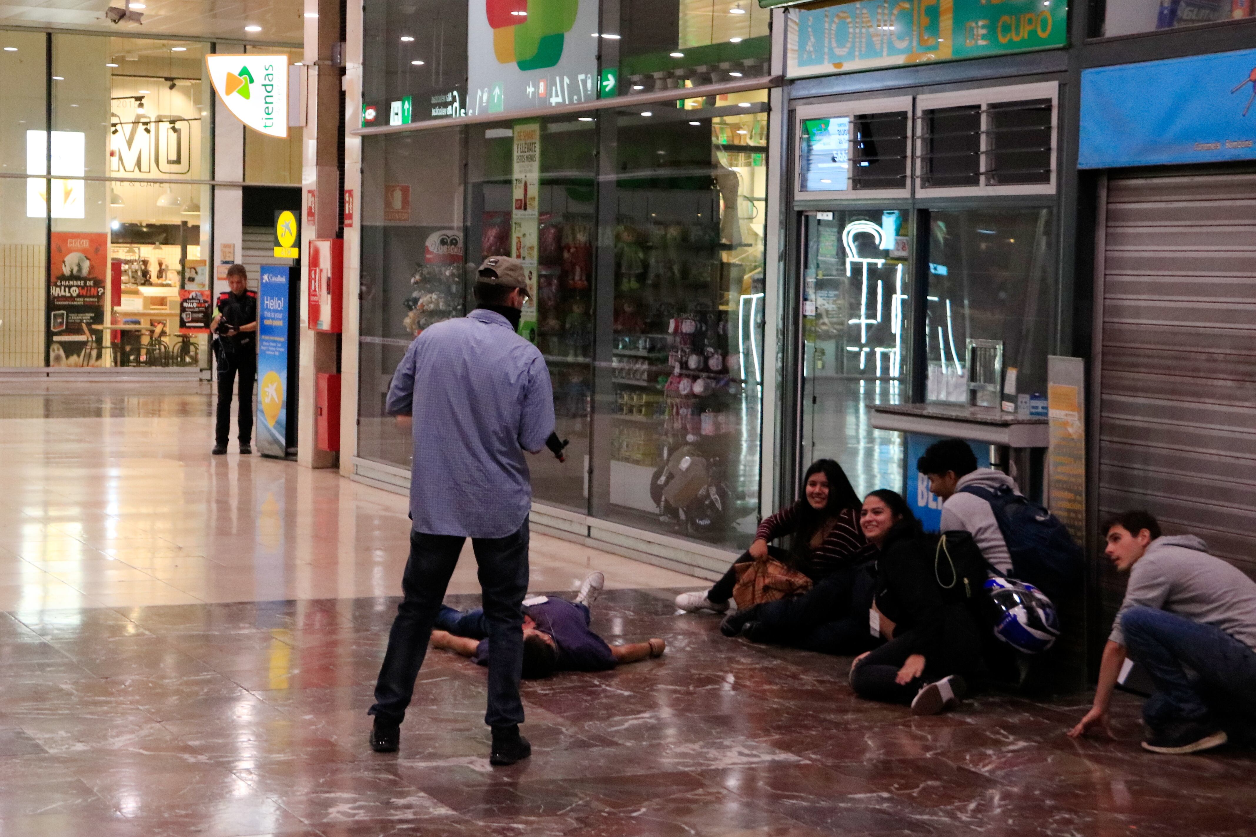 Un terrorista i alguns ostatges figurants del simulacre a l'estació de Sants, a Barcelona.