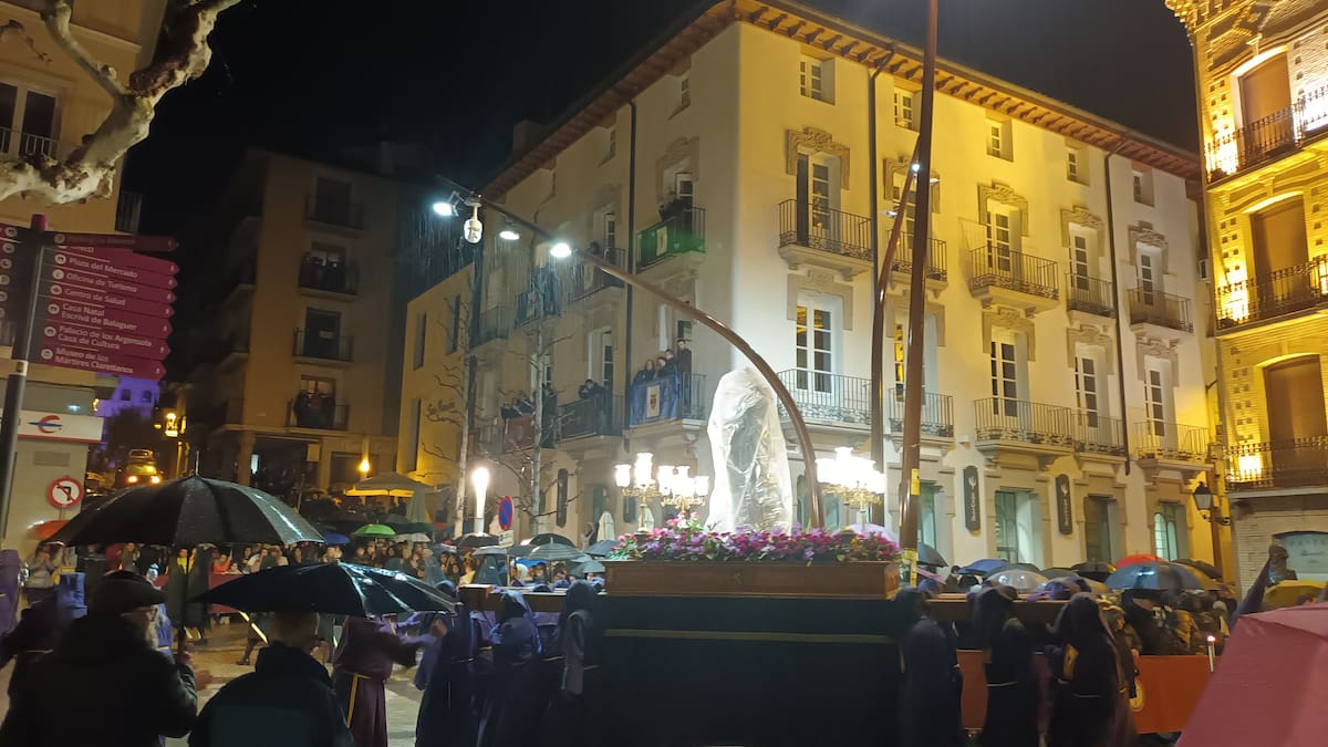 La lluvia desluce la procesión del Santo Encuentro en Barbastro