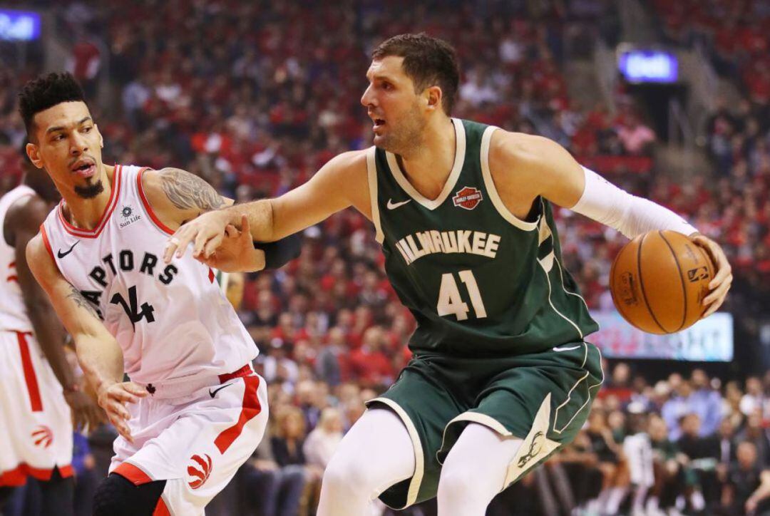 Mirotic en acción con los Bucks