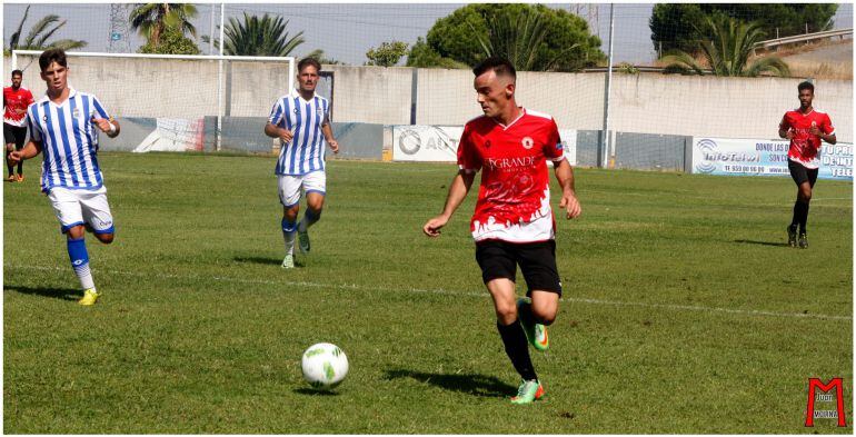 Alvi Carrasco controla el balón.