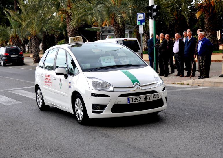 Un taxi en las calles de Elche