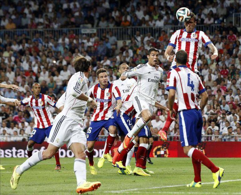 Los rojiblancos despejan de cabeza un balón aéreo.