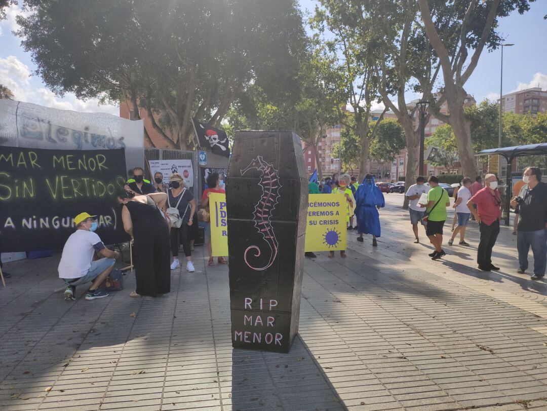 Concentración frente a la Asamblea Regional con pancartas alusivas a la situación del Mar Menor.