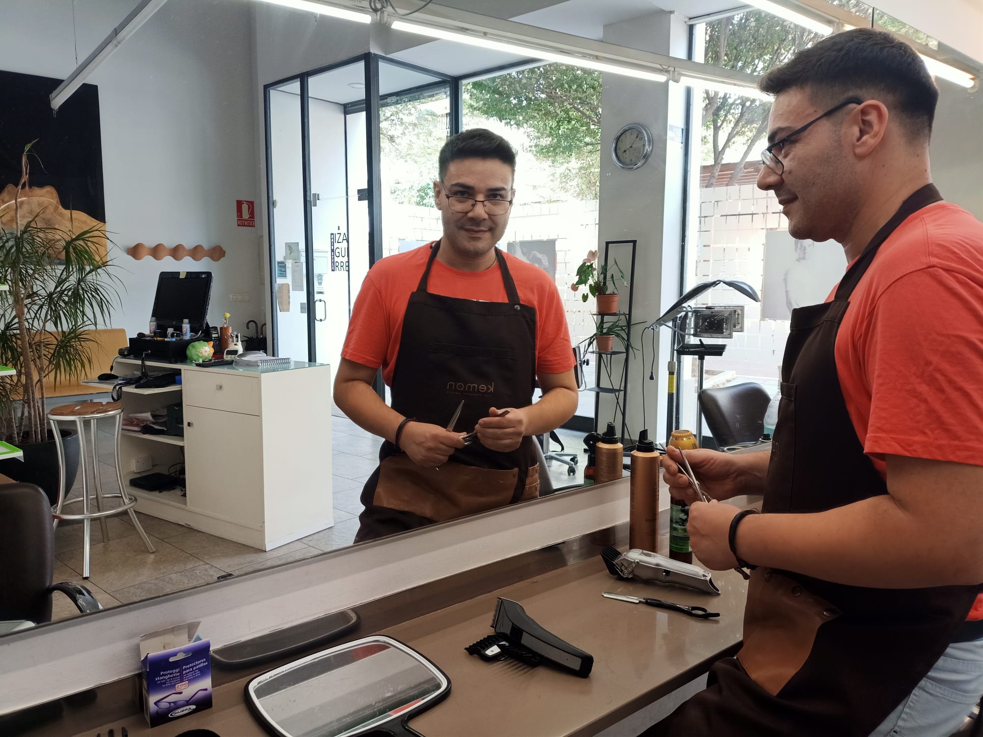 Jesús Izaguirre en su peluquería