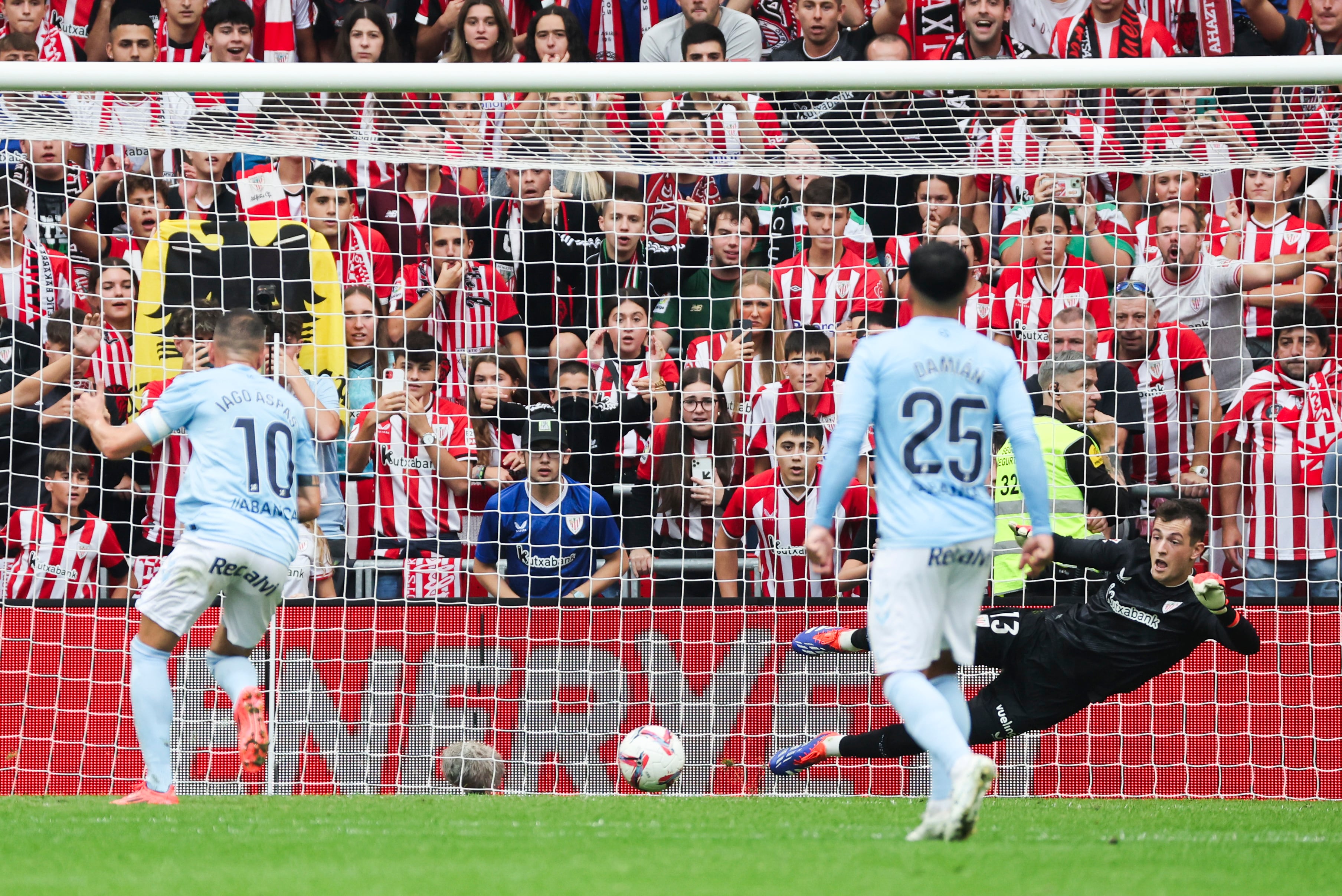 BILBAO, 22/09/2024.- El delantero del Celta de Vigo Iago Aspas (i) marca de penalti durante su partido de la jornada 6 de LaLiga contra el Athletic Club en el estadio de San Mamés en Bilbao este domingo. EFE/ Luis Tejido
