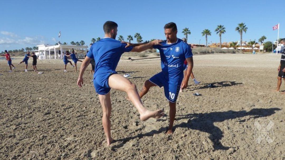 El plantel de Fran Fernández se ejercitó en la playa de las Higuericas antes de volver a la isla 