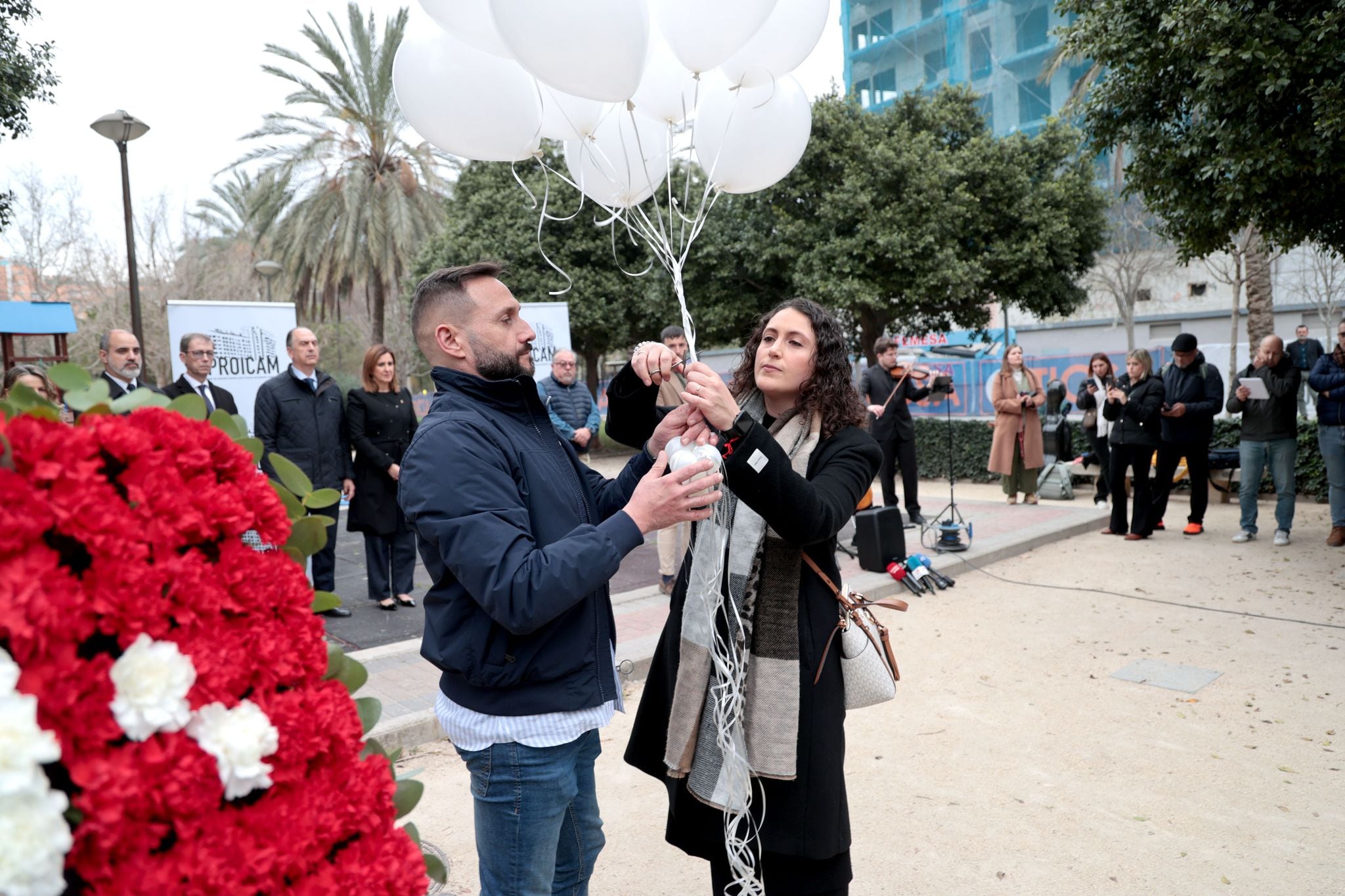 Acto en memoria de los diez muertos en el incendio del barrio de Campanar de València de hace un año.