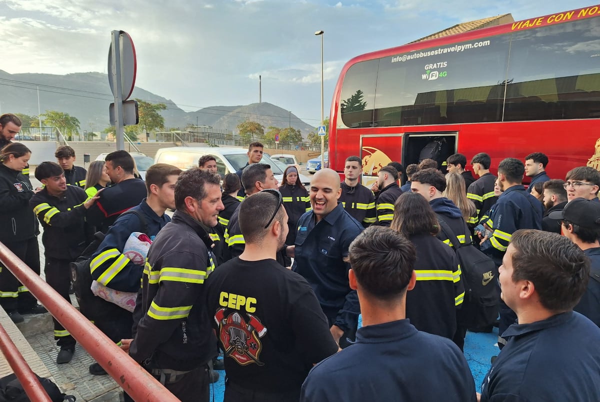 Alumnos del CIFP Hespérides parten camino de Paiporta para colaborar en labores de limpieza y reconstrucción