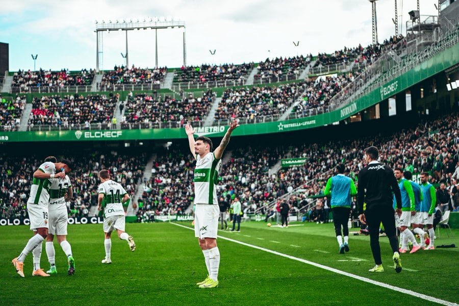 El delantero del Elche, Agustín Álvarez, levanta los brazos para celebrar su gol