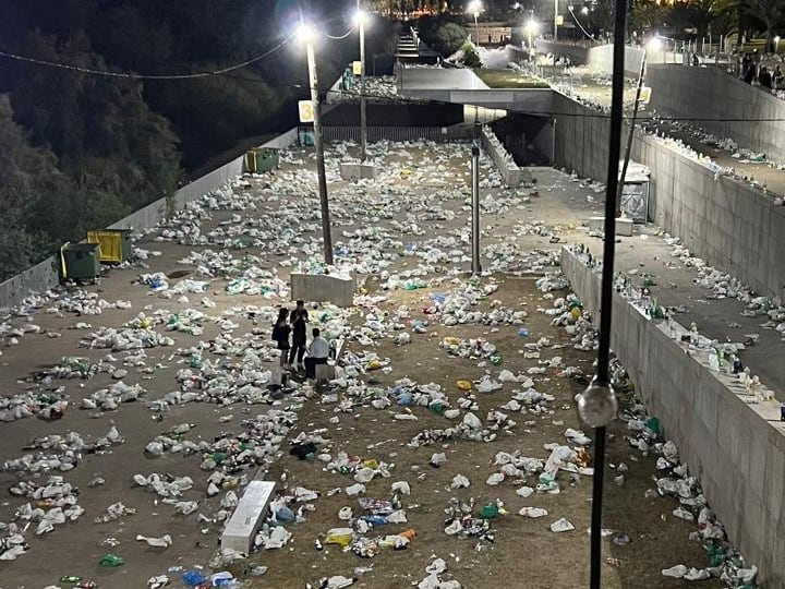 Residuos generados por el macrobotellón de este miércoles en la feria de Córdoba.