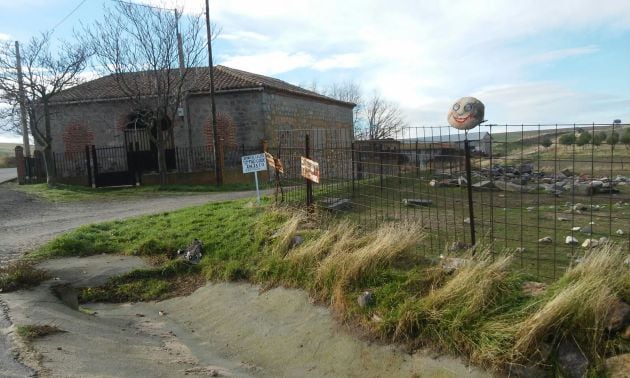 Escultura y lugar donde se encontraba antes de su desaparición