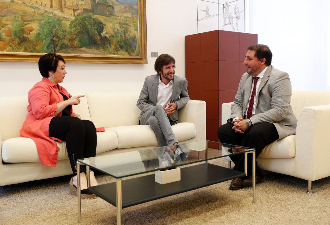 El presidente del Parlamento de Navarra, Unai Hualde (d), durante la reunión este lunes con los portavoces de Podemos, Mikel Buil (c) y Ainhoa Aznárez para conocer su valoración sobre la disposición de la socialista María Chivite y proponer su candidatura a la presidencia del Gobierno foral.