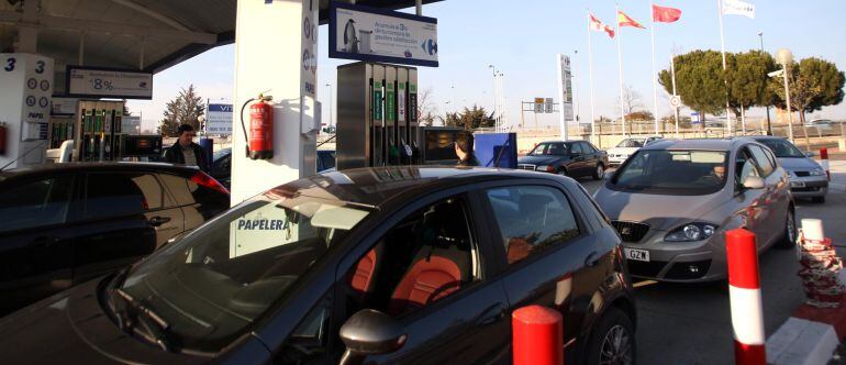 Colas en la gasolinera de Carrefour horas antes de la entrada en vigor del céntimo sanitario