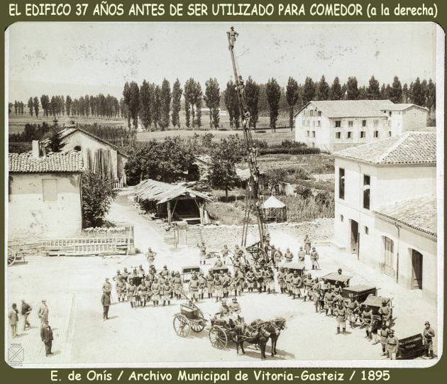 Los bomberos frente a la casa