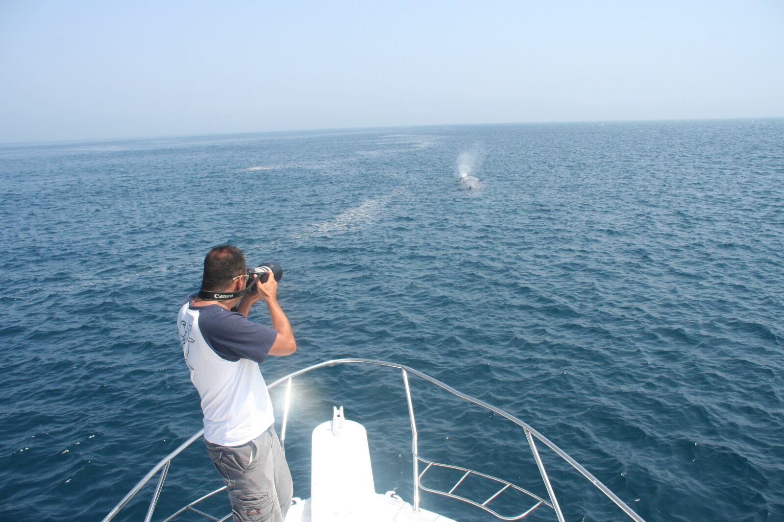 David Alarcón, fotografiando orcas en el estrecho.