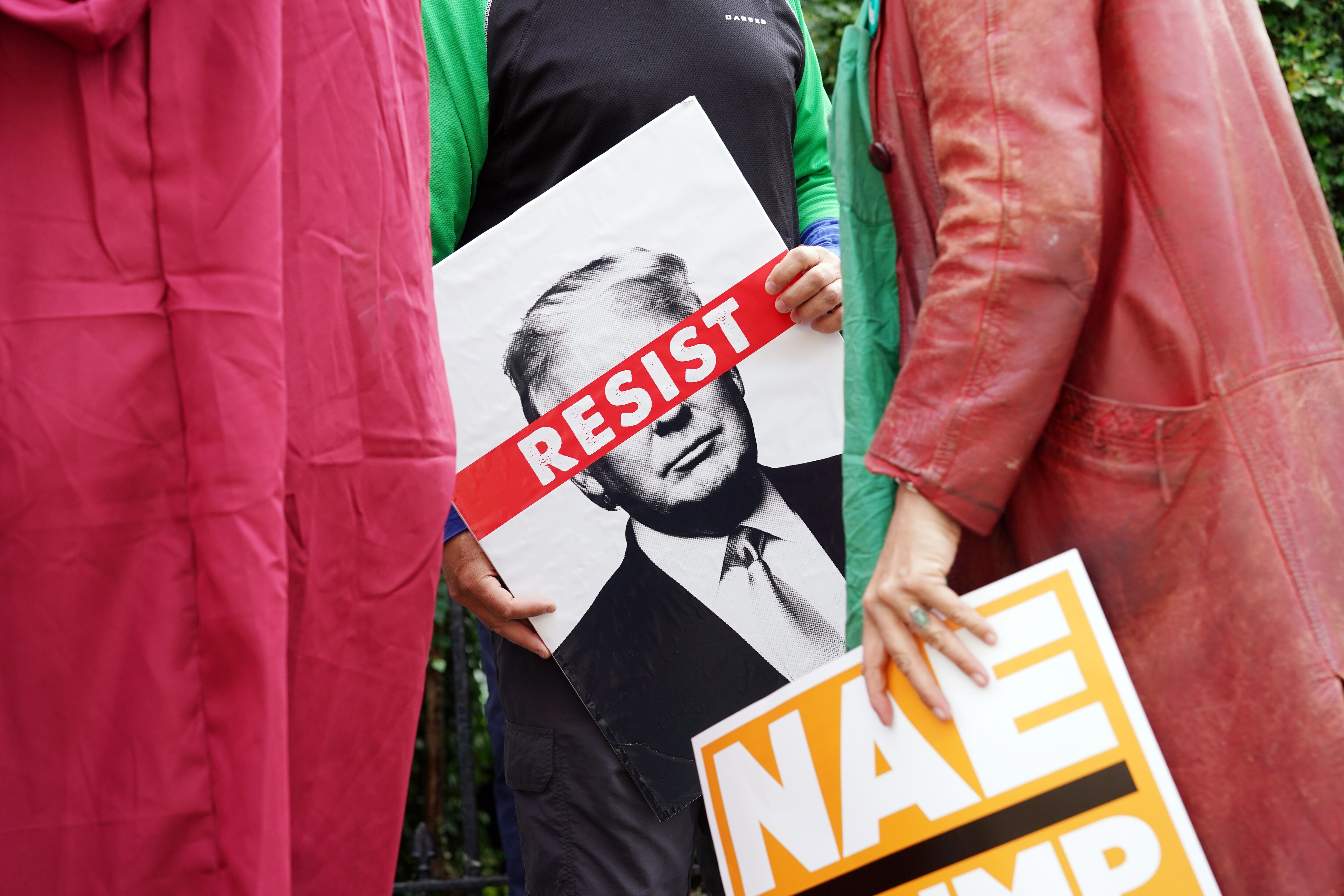 Un millar de personas se manifiestan en Escocia contra la visita de Donald Trump.