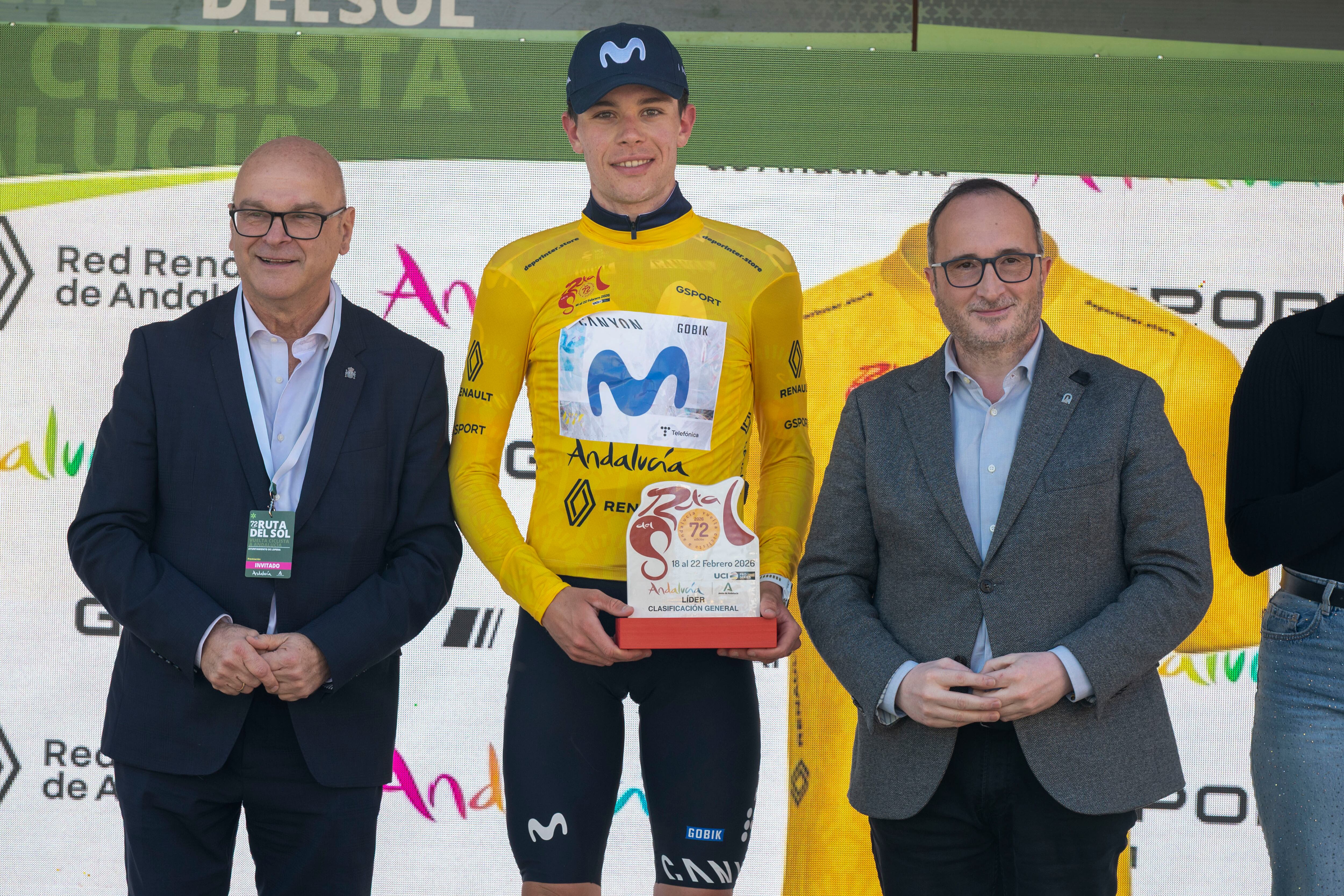 GRAF4369. LOPERA (JAÉN), 20/02/2026.- El ciclista Iván Romero (c) se viste de amarillo esta tarde este viernes en Lopera (Jaén), tras la tercera etapa de la Vuelta Ciclista a Andalucía. El ciclista belga Milan Fretin, del grupo deportivo Cofidis, consiguió este viernes la victoria en la tercera etapa de la 72ª edición de la Vuelta a Andalucía/Ruta del Sol, que se disputó entre Jaén capital y la localidad jiennense de Lopera, con un trazado de 180 kilómetros, con un tiempo de 4h 11:15. EFE/José Manuel Pedrosa