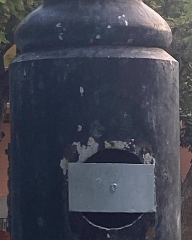 Los vecinos califican de "chapuza" otra de las intervenciones realizadas en la farola.