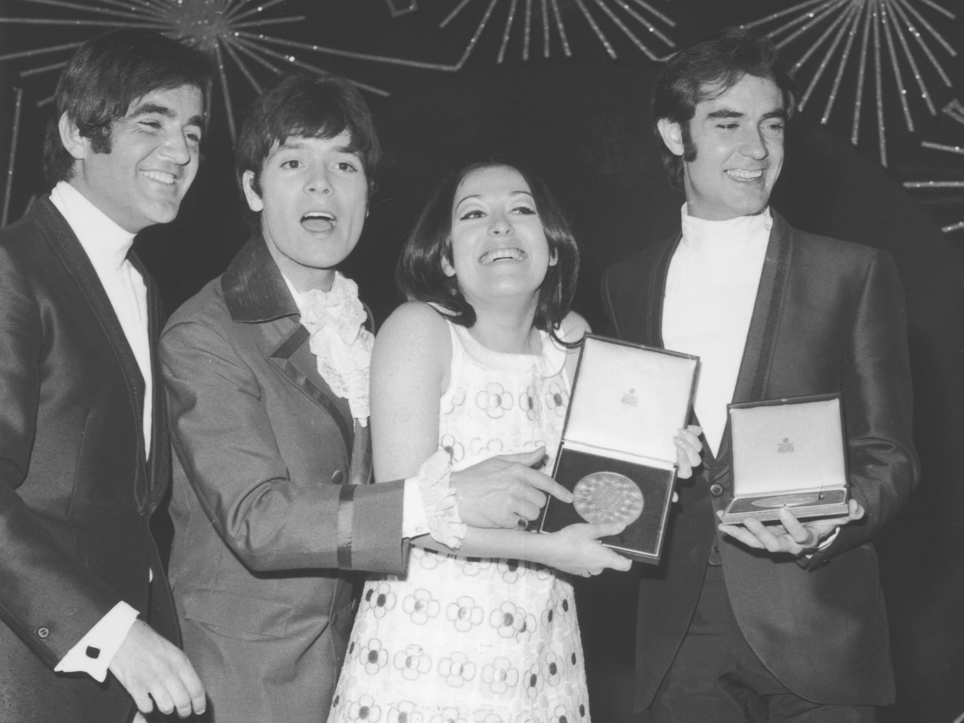 Massiel posa con su trofeo de Eurovisión. La cantante madrileña obtuvo el galardón en el año 1968.