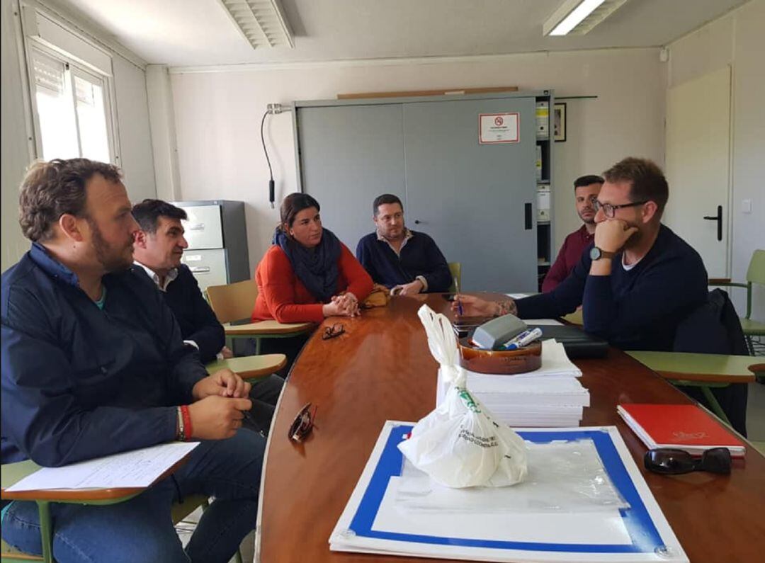 Imagen de la reunión reciente entre Algeciras 100x100 y el sector del taxi en la ciudad.