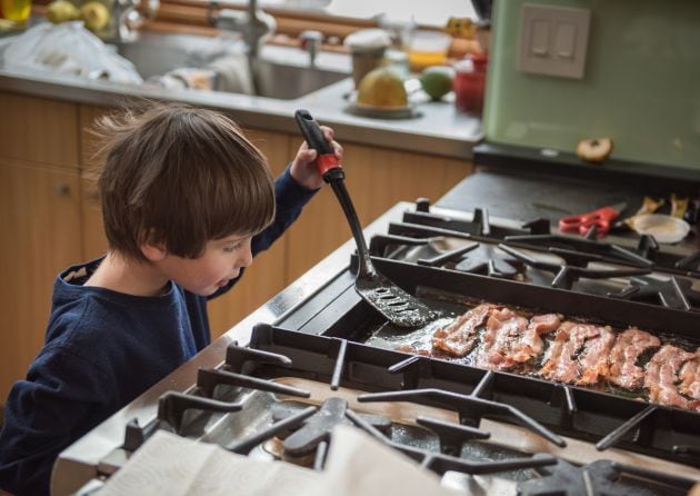 Fomentar la autonomía en la cocina, con la supervisión de un adulto, es una buena idea.